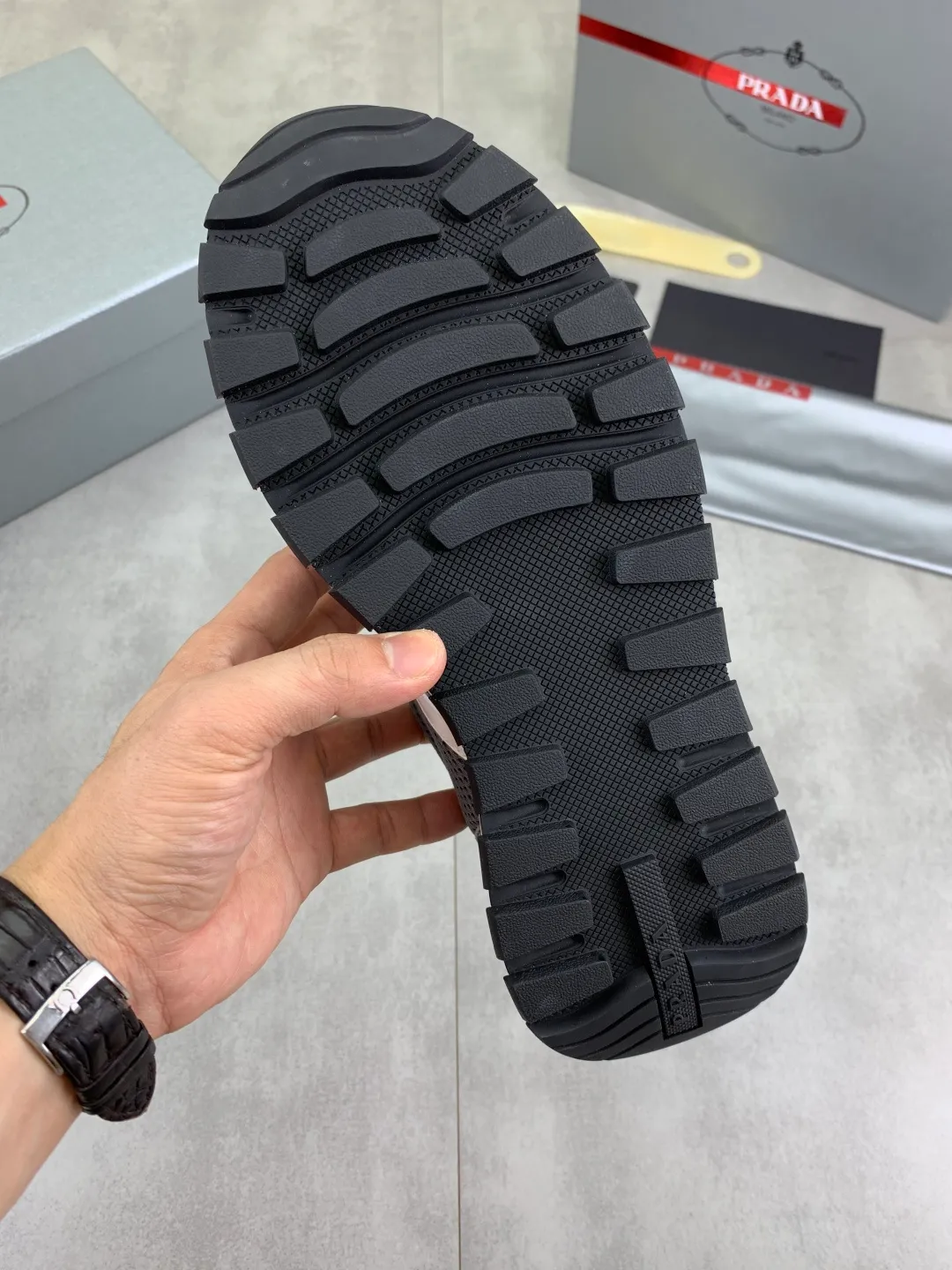 Men's Men's Shoes 💰P560 💰【New Style】 The latest model of high-quality PRADA classic men's shoes has been launched on the official website at a 1:1 replica, synchronized in Hong Kong and on the same catwalk; all made of calfskin➕imported cowhide lining, 🍡🍡original rubber outsole, non-slip and wear-resistant; comfortable on the feet, attractive style, fine workmanship, and simple and neat shoe lasts, highlighting a man's courage and toughness, 👍size 38 to 44 (45 can be customized) black White color🉑️choose